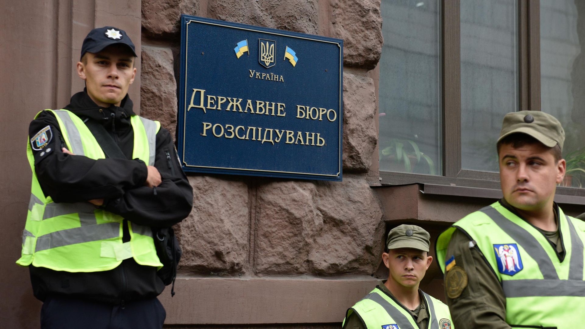 Сотрудники полиции у здания Государственного бюро расследований Украины Сотрудники полиции у здания Государственного бюро расследований Украины - РИА Новости, 1920, 06.11.2025