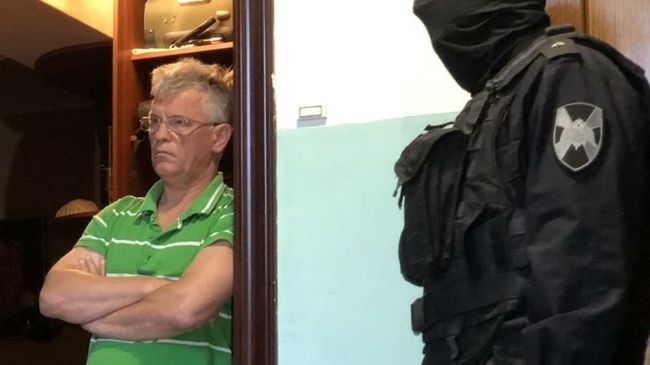 Исполняющий обязанности министра строительства и жилищно-коммунального хозяйства Астраханской области Олег Гужвинский во время задержания Исполняющий обязанности министра строительства и жилищно-коммунального хозяйства Астраханской области Олег Гужвинский во время задержания