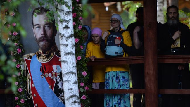 Паломники на Ганиной Яме после окончания Царского крестного хода Паломники на Ганиной Яме после окончания Царского крестного хода