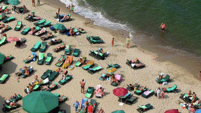 Отдыхающие на берегу Балтийского моря в районе города Светлогорска Отдыхающие на берегу Балтийского моря в районе города Светлогорска