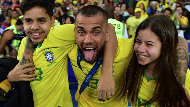 Бразильский футболист Дани Алвес с детьми после финала Copa America Бразильский футболист Дани Алвес с детьми после финала Copa America