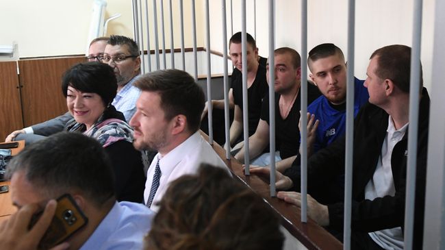 Задержанные украинские моряки на заседании Лефортовского суда города Москвы, где рассматривается ходатайство следствия о продлении им ареста. 17 июля 2019 Задержанные украинские моряки на заседании Лефортовского суда города Москвы, где рассматривается ходатайство следствия о продлении им ареста. 17 июля 2019
