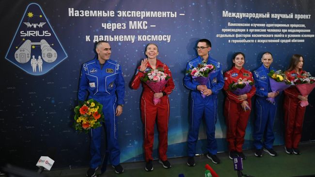 Участники эксперимента по моделированию полета на Луну SIRIUS-19 вышли из наземного экспериментального комплекса в Институте медико-биологических проблем РАН. 17 июля 2019 Участники эксперимента по моделированию полета на Луну SIRIUS-19 вышли из наземного экспериментального комплекса в Институте медико-биологических проблем РАН. 17 июля 2019