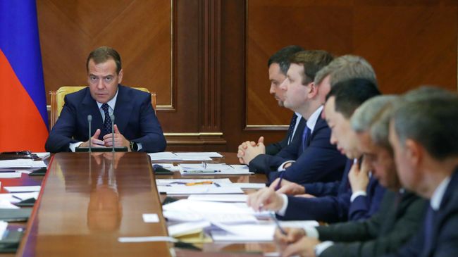 Председатель правительства РФ Дмитрий Медведев проводит совещание по вопросам разработки и внедрения электронного удостоверения личности гражданина РФ. 17 июля 2019 Председатель правительства РФ Дмитрий Медведев проводит совещание по вопросам разработки и внедрения электронного удостоверения личности гражданина РФ. 17 июля 2019