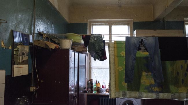 Белье сушится в комнате жилого дома Белье сушится в комнате жилого дома