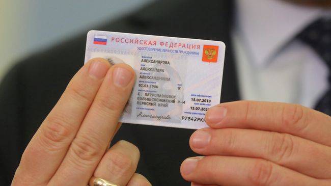 Заместитель председателя правительства РФ Максим Акимов демонстрирует образец электронного паспорта Заместитель председателя правительства РФ Максим Акимов демонстрирует образец электронного паспорта