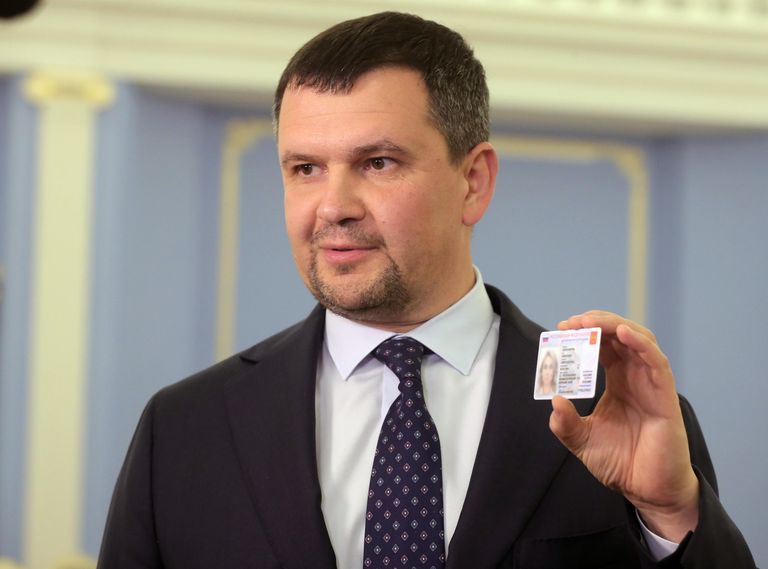 Заместитель председателя правительства РФ Максим Акимов демонстрирует образец электронного паспорта Заместитель председателя правительства РФ Максим Акимов демонстрирует образец электронного паспорта