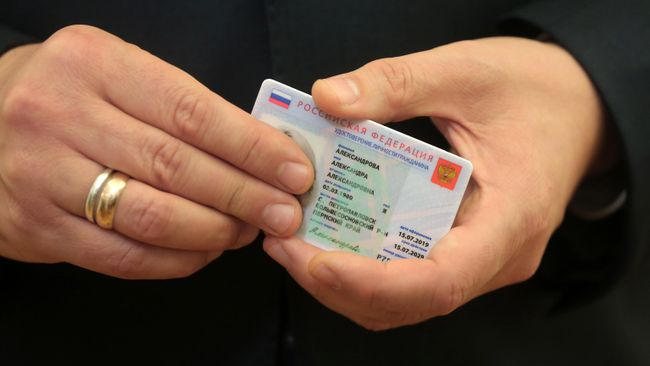 Заместитель председателя правительства РФ Максим Акимов демонстрирует образец электронного паспорта Заместитель председателя правительства РФ Максим Акимов демонстрирует образец электронного паспорта