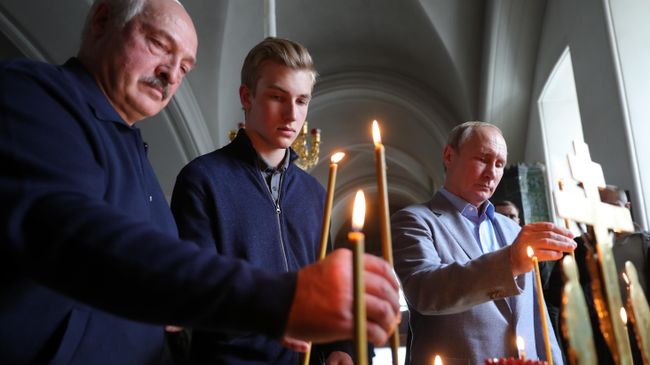 Президент РФ Владимир Путин и президент Белоруссии Александр Лукашенко с сыном Николаем во время посещения Валаамского монастыря. 17 июля 2019 Президент РФ Владимир Путин и президент Белоруссии Александр Лукашенко с сыном Николаем во время посещения Валаамского монастыря. 17 июля 2019
