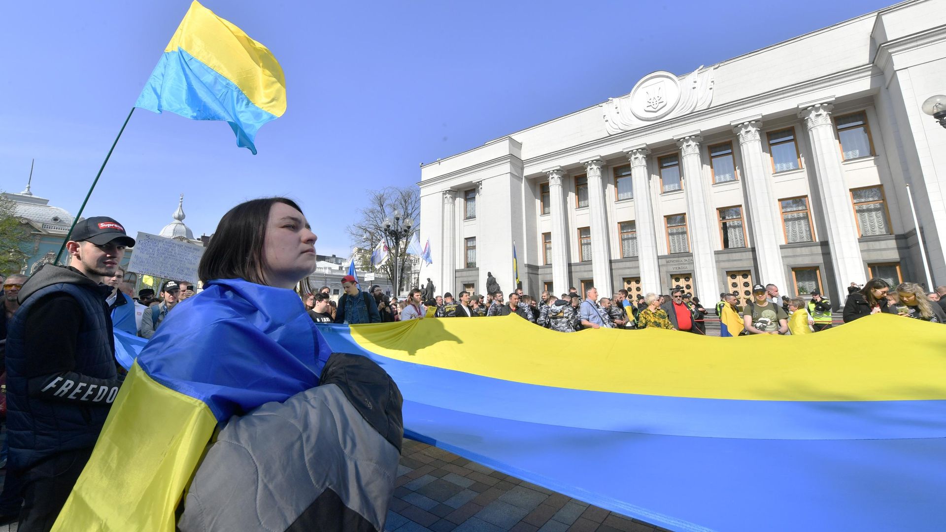 Люди c украинским флагом перед зданием парламента в Киеве Люди c украинским флагом перед зданием парламента в Киеве - РИА Новости, 1920, 21.12.2020