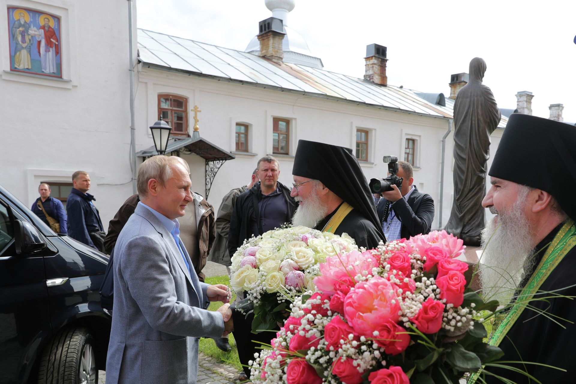 Президент РФ Владимир Путин во время встречи на территории Спасо-Преображенского Валаамского ставропигиального мужского монастыря. 17 июля 2019 Президент РФ Владимир Путин во время встречи на территории Спасо-Преображенского Валаамского ставропигиального мужского монастыря. 17 июля 2019 - РИА Новости, 1920, 25.07.2021