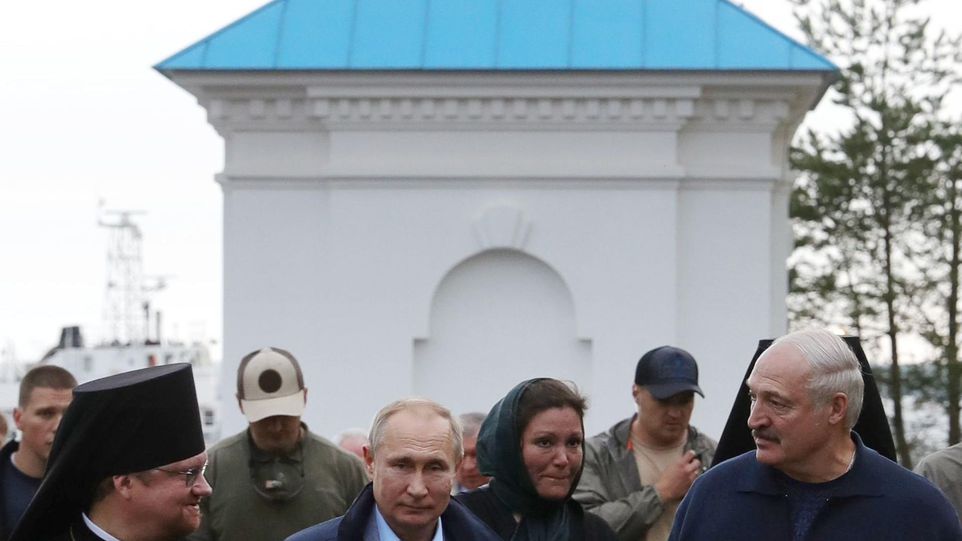 Президенты РФ и Белоруссии Владимир Путин и Александр Лукашенко посетили Коневский Рождество-Богородичный монастырь Президенты РФ и Белоруссии Владимир Путин и Александр Лукашенко посетили Коневский Рождество-Богородичный монастырь - РИА Новости, 1920, 18.07.2019