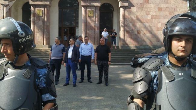 Сотрудники правоохранительных органов проводят следственные и оперативно-розыскные мероприятия для выяснения всех обстоятельств беспорядков в Иджеване Сотрудники правоохранительных органов проводят следственные и оперативно-розыскные мероприятия для выяснения всех обстоятельств беспорядков в Иджеване