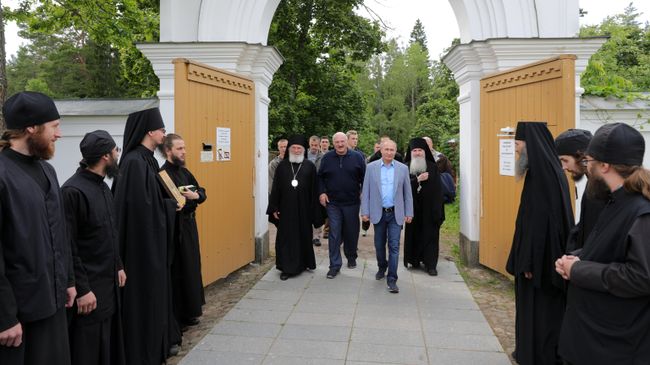 Президент РФ Владимир Путин и президент Белоруссии Александр Лукашенко во время посещения скита во имя Всех Святых Валаамского ставропигиального мужского монастыря. 17 июля 2019 Президент РФ Владимир Путин и президент Белоруссии Александр Лукашенко во время посещения скита во имя Всех Святых Валаамского ставропигиального мужского монастыря. 17 июля 2019