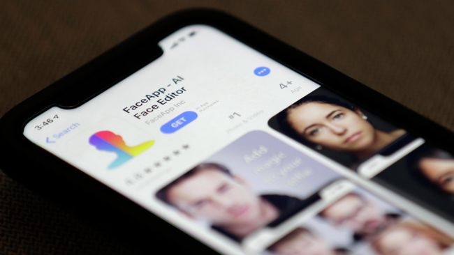 Приложение FaceApp на экране смартфона Приложение FaceApp на экране смартфона