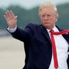 Президент США Дональд Трамп садится перед визитом на базу Эндрюс в штате Мэриленд. 17 июля 2019 Президент США Дональд Трамп садится перед визитом на базу Эндрюс в штате Мэриленд. 17 июля 2019