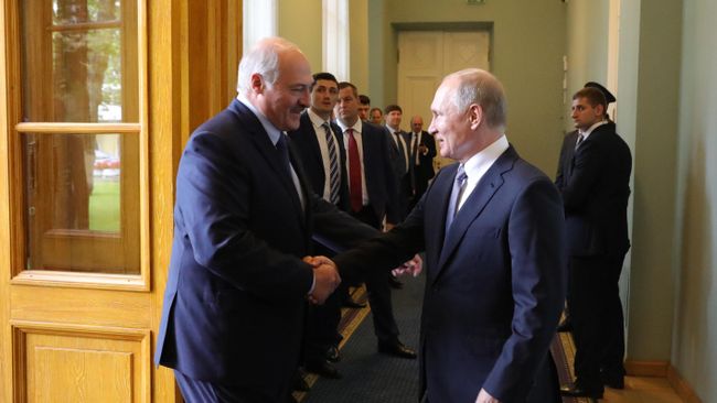 Президент РФ Владимир Путин и президент Белоруссии Александр Лукашенко во время встречи Президент РФ Владимир Путин и президент Белоруссии Александр Лукашенко во время встречи