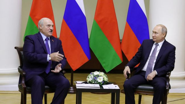Президент РФ Владимир Путин и президент Белоруссии Александр Лукашенко во время беседы в Таврическом дворце Президент РФ Владимир Путин и президент Белоруссии Александр Лукашенко во время беседы в Таврическом дворце