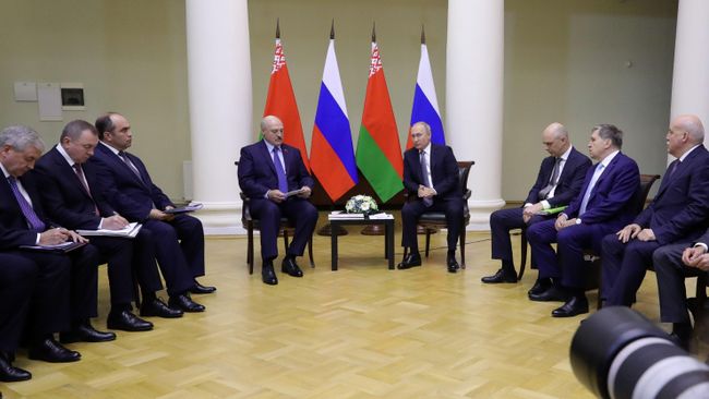 Президент РФ Владимир Путин и президент Белоруссии Александр Лукашенко во время беседы в Таврическом дворце