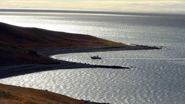 Лодка у побережья Берингова моря Лодка у побережья Берингова моря