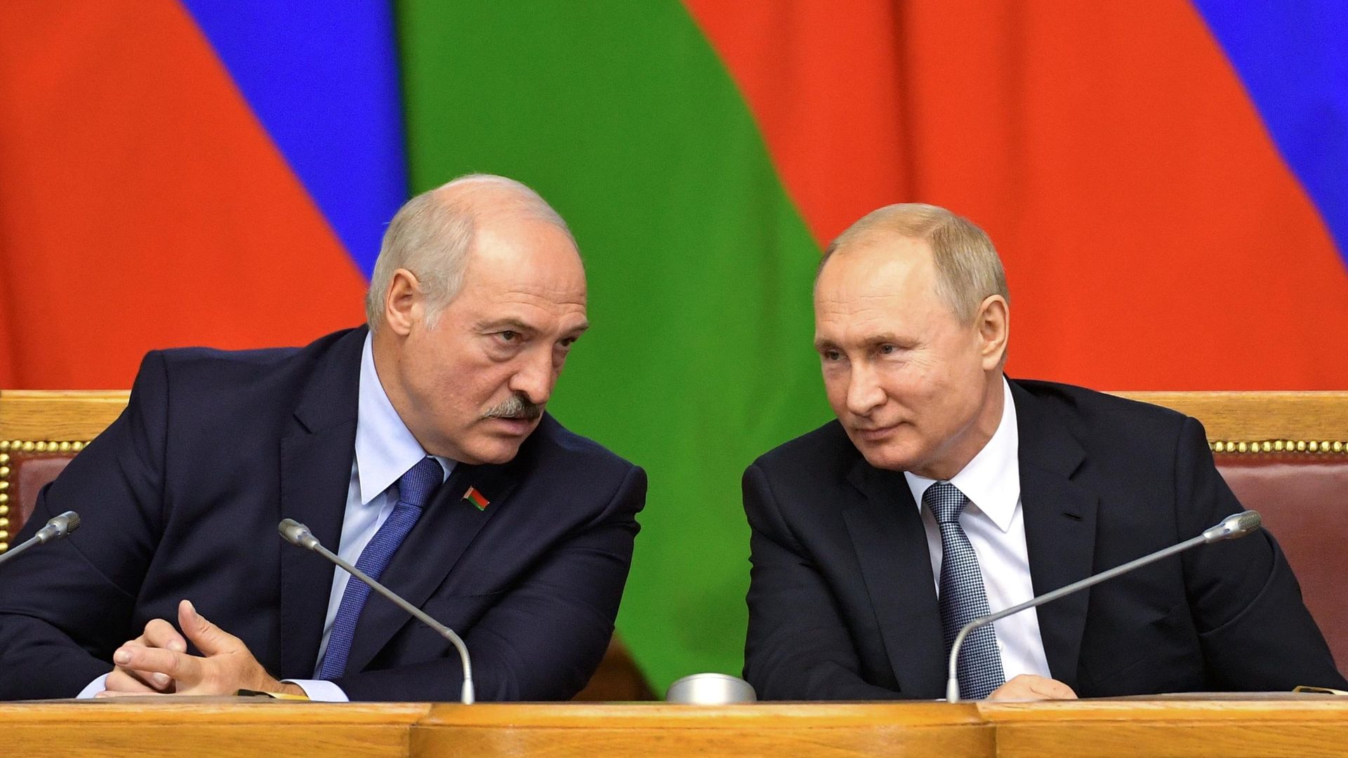 Президент РФ Владимир Путин и президент Белоруссии Александр Лукашенко на пленарном заседании VI Форума регионов России и Белоруссии Президент РФ Владимир Путин и президент Белоруссии Александр Лукашенко на пленарном заседании VI Форума регионов России и Белоруссии - РИА Новости, 1920, 07.12.2019