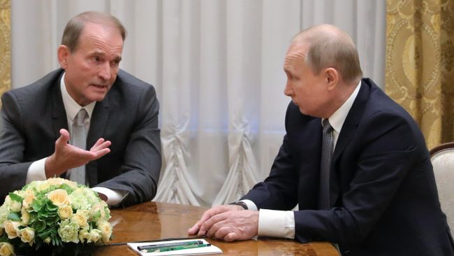 Президент РФ Владимир Путин и глава политического совета партии Оппозиционная платформа - За жизнь Виктор Медведчук во время беседы в Таврическом дворце. 18 июля 2019 Президент РФ Владимир Путин и глава политического совета партии Оппозиционная платформа - За жизнь Виктор Медведчук во время беседы в Таврическом дворце. 18 июля 2019