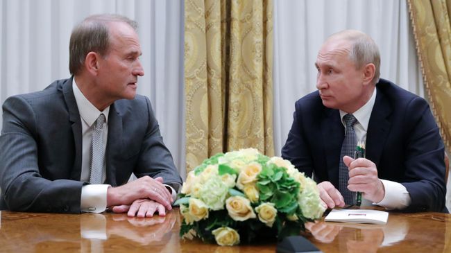 Президент РФ Владимир Путин и глава политического совета партии Оппозиционная платформа - За жизнь Виктор Медведчук во время беседы в Таврическом дворце. 18 июля 2019 Президент РФ Владимир Путин и глава политического совета партии Оппозиционная платформа - За жизнь Виктор Медведчук во время беседы в Таврическом дворце. 18 июля 2019