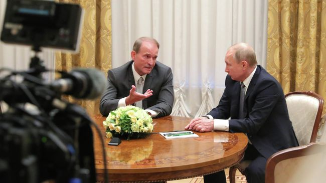 Президент РФ Владимир Путин и глава политического совета партии Оппозиционная платформа - За жизнь Виктор Медведчук во время беседы в Таврическом дворце. 18 июля 2019 Президент РФ Владимир Путин и глава политического совета партии Оппозиционная платформа - За жизнь Виктор Медведчук во время беседы в Таврическом дворце. 18 июля 2019