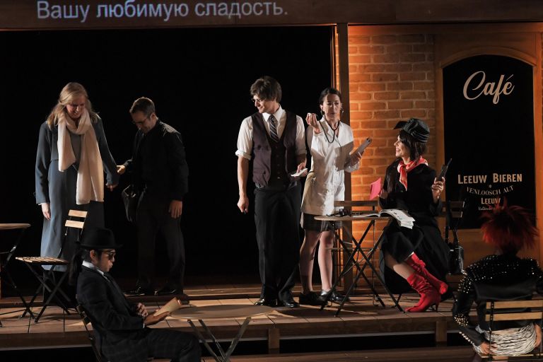 Сцена из спектакля режиссера Робера Лепажа Семь притоков реки Ота