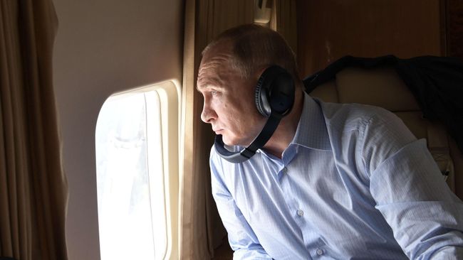 Президент РФ Владимир Путин во время облета районов подтопления в Иркутской области. 19 июля 2019 Президент РФ Владимир Путин во время облета районов подтопления в Иркутской области. 19 июля 2019