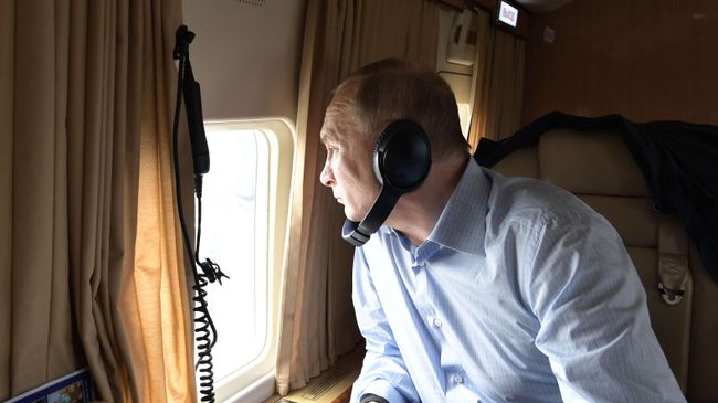 Президент РФ Владимир Путин во время облета районов подтопления в Иркутской области Президент РФ Владимир Путин во время облета районов подтопления в Иркутской области