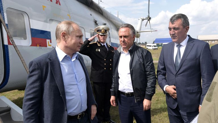 Президент РФ Владимир Путин во время осмотра районов подтопления в городе Тулуне Иркутской области Президент РФ Владимир Путин во время осмотра районов подтопления в городе Тулуне Иркутской области