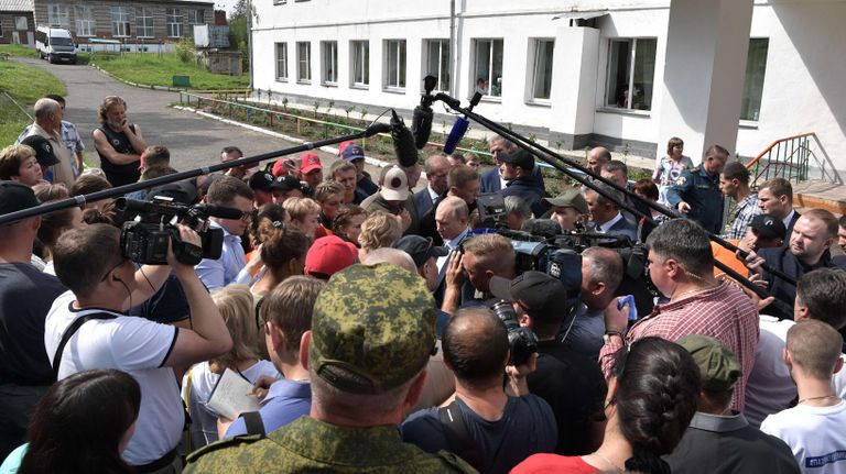 Президент РФ Владимир Путин во время общения с жителями Тулуна, пострадавшими в результате наводнения Президент РФ Владимир Путин во время общения с жителями Тулуна, пострадавшими в результате наводнения