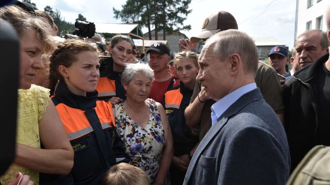 Президент РФ Владимир Путин во время общения с жителями Тулуна, пострадавшими в результате наводнения Президент РФ Владимир Путин во время общения с жителями Тулуна, пострадавшими в результате наводнения