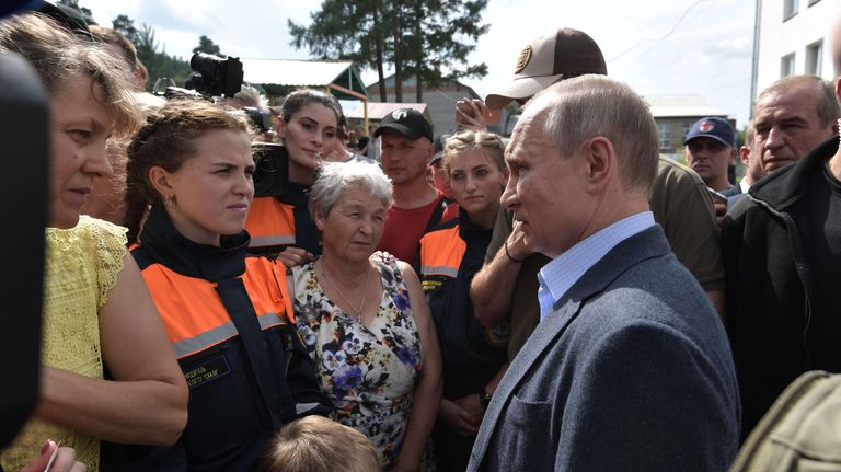 Президент РФ Владимир Путин во время общения с жителями Тулуна, пострадавшими в результате наводнения Президент РФ Владимир Путин во время общения с жителями Тулуна, пострадавшими в результате наводнения