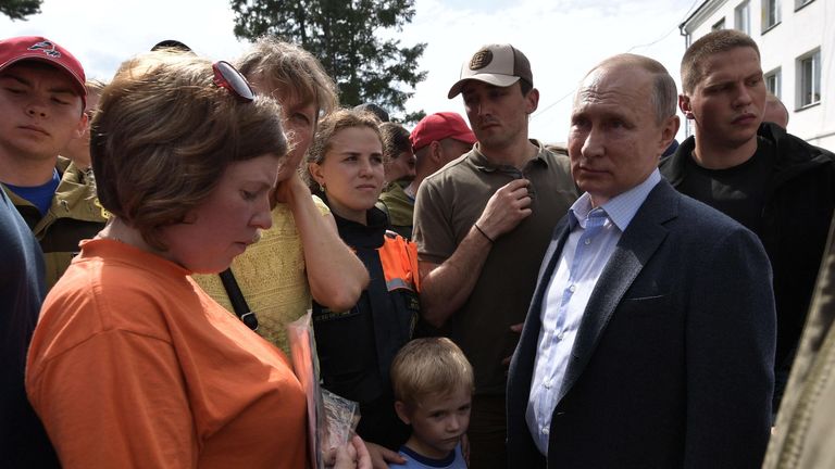 Президент РФ Владимир Путин во время общения с жителями Тулуна, пострадавшими в результате наводнения Президент РФ Владимир Путин во время общения с жителями Тулуна, пострадавшими в результате наводнения