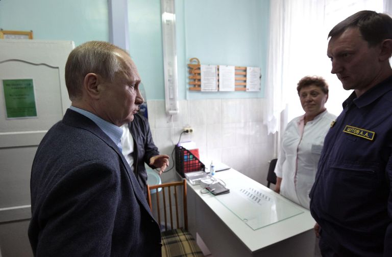 Президент РФ Владимир Путин во время осмотра медицинского кабинета в пункте размещения пострадавшего в результате наводнения населения. 19 июля 2019