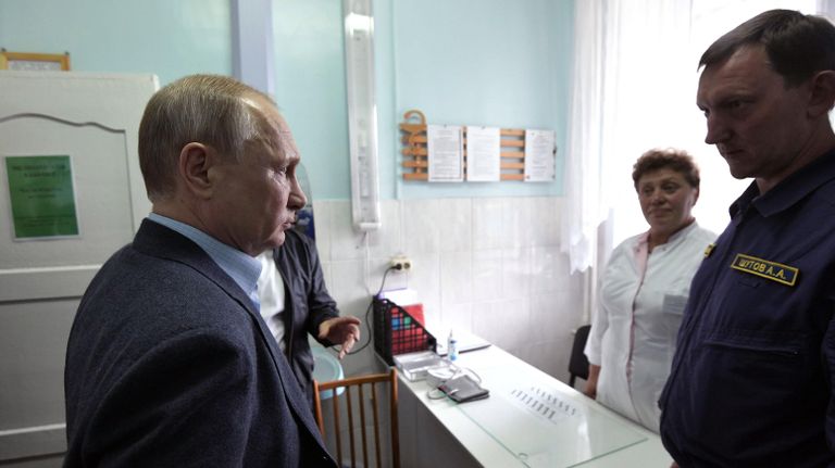 Президент РФ Владимир Путин во время осмотра медицинского кабинета в пункте размещения пострадавшего в результате наводнения населения. 19 июля 2019 Президент РФ Владимир Путин во время осмотра медицинского кабинета в пункте размещения пострадавшего в результате наводнения населения. 19 июля 2019