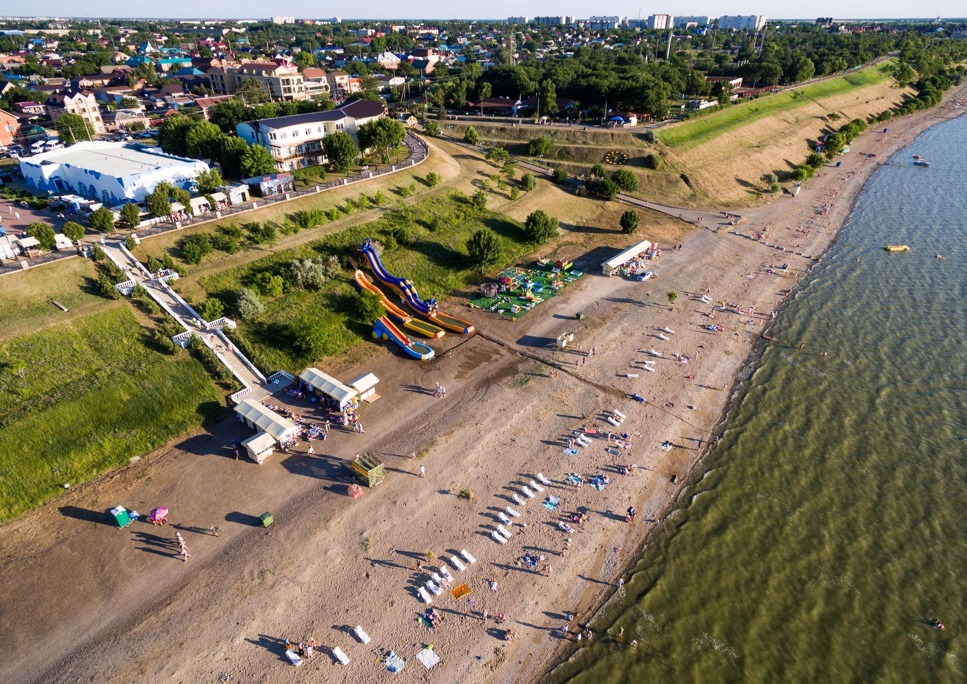 Курортный город Ейск и пляж на Ейской косе на Азовском море Курортный город Ейск и пляж на Ейской косе на Азовском море - РИА Новости, 1920, 09.08.2022