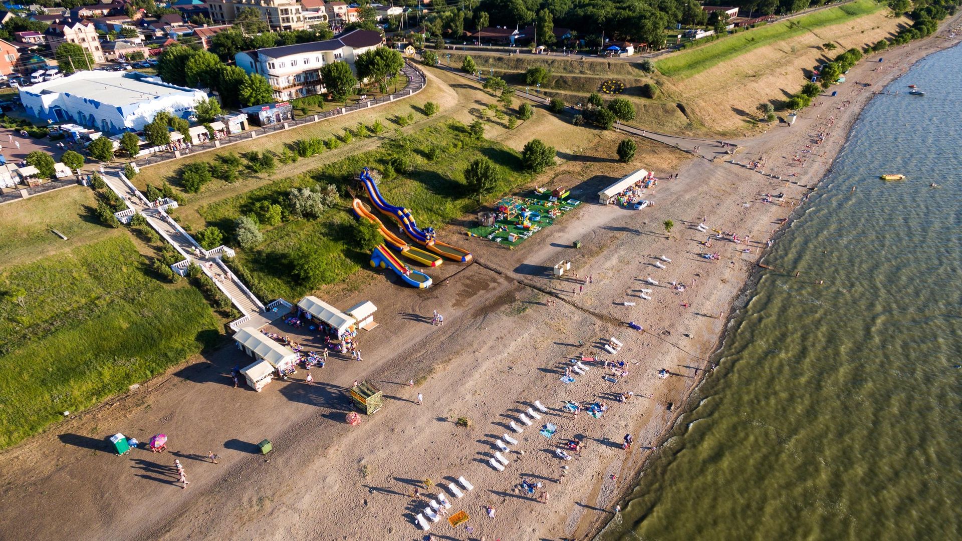 Курортный город Ейск и пляж на Ейской косе на Азовском море Курортный город Ейск и пляж на Ейской косе на Азовском море - РИА Новости, 1920, 21.05.2024