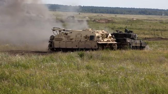 Учебный бой танков Abrams и Т-72М попало на видео Учебный бой танков Abrams и Т-72М попало на видео