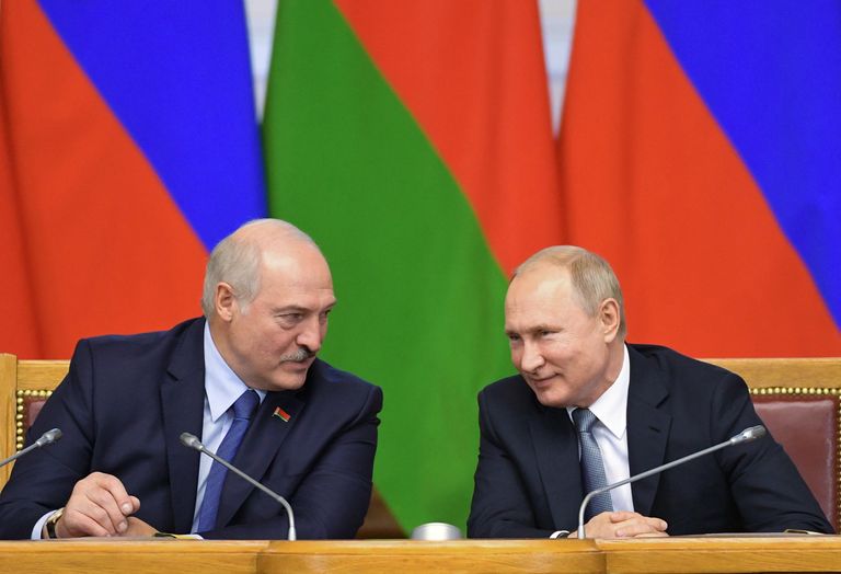 Президент РФ Владимир Путин и президент Белоруссии Александр Лукашенко на пленарном заседании VI Форума регионов России и Белоруссии в Таврическом дворце Президент РФ Владимир Путин и президент Белоруссии Александр Лукашенко на пленарном заседании VI Форума регионов России и Белоруссии в Таврическом дворце