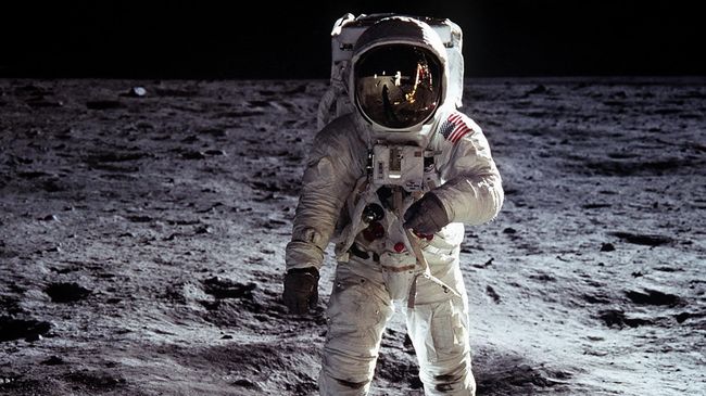 Эдвин Олдрин на поверхности Луны в 1969 году Эдвин Олдрин на поверхности Луны в 1969 году