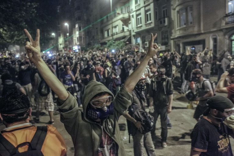Протестующие строят баррикады во время столкновения с сотрудниками полиции в районе Бешикташ возле площади Таксим в Стамбуле Протестующие строят баррикады во время столкновения с сотрудниками полиции в районе Бешикташ возле площади Таксим в Стамбуле