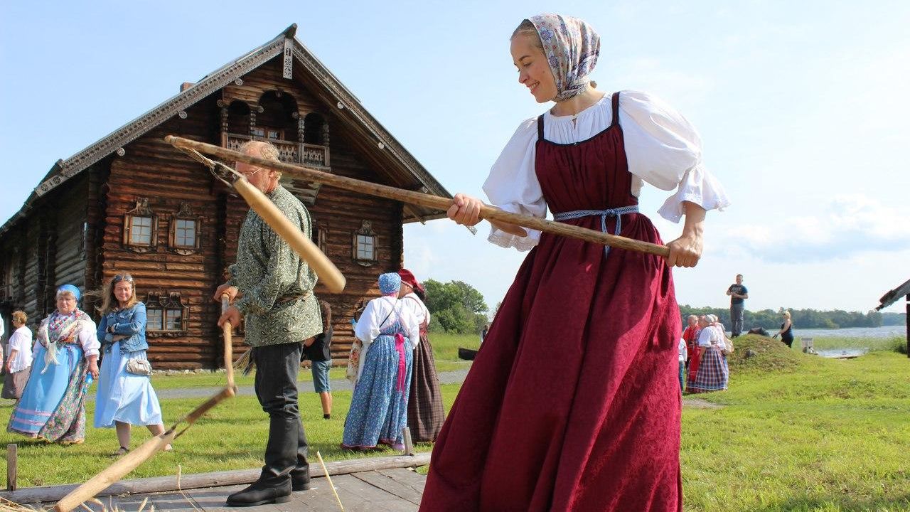 Молотьба ржаных колосьев цепами на празднике Молотьба ржаных колосьев цепами на празднике - РИА Новости, 1920, 22.07.2019