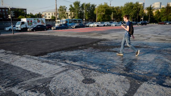 В Екатеринбурге закатали в асфальт часть граффити Покраса Лампаса В Екатеринбурге закатали в асфальт часть граффити Покраса Лампаса