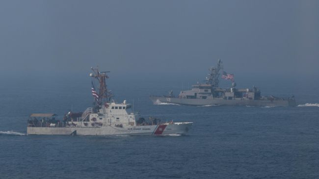 Американские военные корабли во время учений в Персидском заливе Американские военные корабли во время учений в Персидском заливе