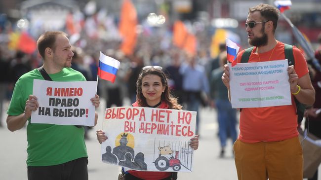 Участники акции в поддержку независимых кандидатов в Московскую городскую думу на проспекте Сахарова в Москве Участники акции в поддержку независимых кандидатов в Московскую городскую думу на проспекте Сахарова в Москве