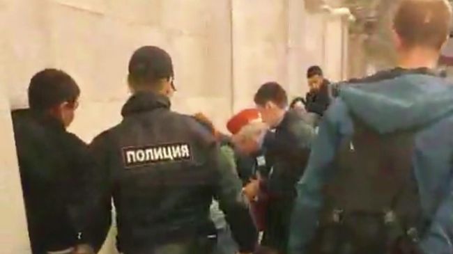 Задержание подозреваемого в нападении на людей на станции метро Пушкинская в Санкт-Петербурге. Стоп-кадр видео очевидца Задержание подозреваемого в нападении на людей на станции метро Пушкинская в Санкт-Петербурге. Стоп-кадр видео очевидца