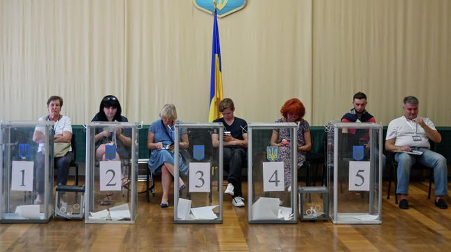 Наблюдатели на избирательном участке в Киеве во время голосования на досрочных выборах в Верховную раду Украины. 21 июля 2019 Наблюдатели на избирательном участке в Киеве во время голосования на досрочных выборах в Верховную раду Украины. 21 июля 2019